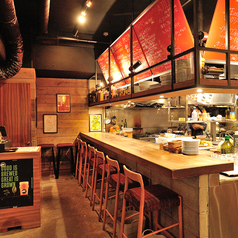 【6席×1】カウンター席からはシェフたちが手際よく調理する過程が覗ける特等席★目の前でライブ感あふれる手際の良さがお愉しみいただけます。また、調理過程を見る事で五感が刺激され、食欲が一層と引き立てられます♪