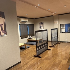 明るく広々とした2階のお座敷はどなたにも使いやすく、シーンを選びません◎ご宴会向けのお席としてもご利用可能です！穏やかで落ち着いた印象の照明で、リラックスできる空間となっております。