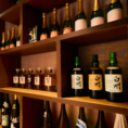 当店こだわりの厳選地酒を常時20種以上ご用意しております。東京ではなかなかお目にかかれない銘酒もご提供致します。メニューにない季節ごとの限定酒などもご用意ございますのでお気軽にお声掛けください。毎朝仕入れる新鮮な海の幸とも相性抜群の地酒です。