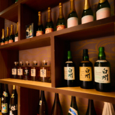 当店こだわりの厳選地酒を常時20種以上ご用意しております。東京ではなかなかお目にかかれない銘酒もご提供致します。メニューにない季節ごとの限定酒などもご用意ございますのでお気軽にお声掛けください。毎朝仕入れる新鮮な海の幸とも相性抜群の地酒です。