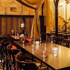 こだわりのインテリアと異国情緒漂う店内で、非日常感を味わえる広々としたテーブル席です♪白い漆喰の壁と落ち着いた色調の家具が、リラックスできる空間を作り出しています。普段使いはもちろん、ちょっとした少人数の集まりにも最適◎都会の喧騒を離れ、周囲を気にせずゆったりとお食事とお喋りをお楽しみください。