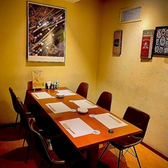 中規模の集まりに最適な6席の半個室席。個室のみ予約OK。お電話でご予約ください。