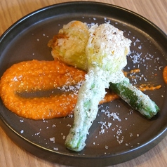 花ズッキーニのフリット　ロメスコソース
