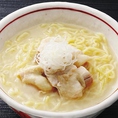 【鳥良の鶏ラーメン】こだわり白濁濃厚スープと縮れ麺。