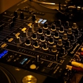 当店はDJブース完備の為、音楽パーティーでのご利用もOK。DJでパーティーに華を添える音楽も演出できます。貸切やパーティーのご希望の方はお気軽にご相談ください！ 当店自慢の美味しいお料理、ワインと共に楽しい時間をお過ごしくださいませ！