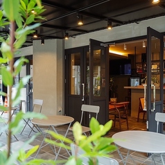 緑豊かなカフェレストランSWELL CAFEです。当店は美しい緑に囲まれた開放的な空間で、自然の豊かさを感じながらお食事を楽しめます。店内には植物が飾られ、心地よいリラックスムードが漂い、都会の喧騒を忘れさせてくれること間違いなし。体に優しいヘルシーお料理や新鮮なジュース、こだわりのコーヒーもお楽しみ下さい。