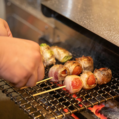 みずみずしい甘みを湛えた季節野菜を選び抜かれた豚肉でふんわりと巻き上げた『野菜巻き』の写真