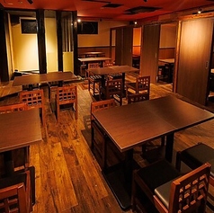 フロア貸切◎会社の宴会、懇親会など大人数での会合も当店にお任せください。落ち着いた雰囲気が広がる洗練された空間は大人数での各種ご宴会に最適です。広々としたテーブル席で周りを気にせず盛り上がっていただけます。自慢のお料理と種類豊富なお酒をご用意して皆様のご来店を心よりお待ちしております◎