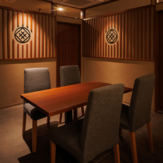 【落ち着きのある和モダン空間】少人数様向けテーブル席。2名様~4名様向けテーブスを多数ご用意◎ゆとりある配置で広々とした空間を演出しております。人数によって柔軟に席を組み合わせられますので団体様も20名までテーブル席でご案内可能です。