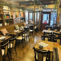 優しい木の温もりを感じられる店内