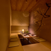 こだわりの和装個室は2名様～団体様まで人数に合わせて最適なお席へご案内致します！素材からこだわり厳選した食材を使った創作和食をお届け致します。赤坂・赤坂見附での飲み会や宴会、接待、女子会など各種宴会におすすめの飲み放題付プランをご用意しております。赤坂見附での食の旅をぜひお楽しみください。