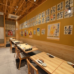 2階には4名席のテーブル席が5卓。ネット予約では最大8名迄のご予約が可能。それ以上の人数を超える宴会時はぜひ店舗にご連絡ください。