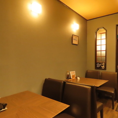 1階の4名掛けテーブルは、ご家族での団らんや少人数での女子会、日常の飲み会に最適なお席です。様々なシーンで楽しめる「自然薯料理」の数々は、健康を気遣うお食事にもぴったり！広めのテーブルで、色鮮やかな地魚の盛り合わせを囲みながら、ワイワイと賑やかに旬の味覚をシェアして楽しむのがおすすめです。