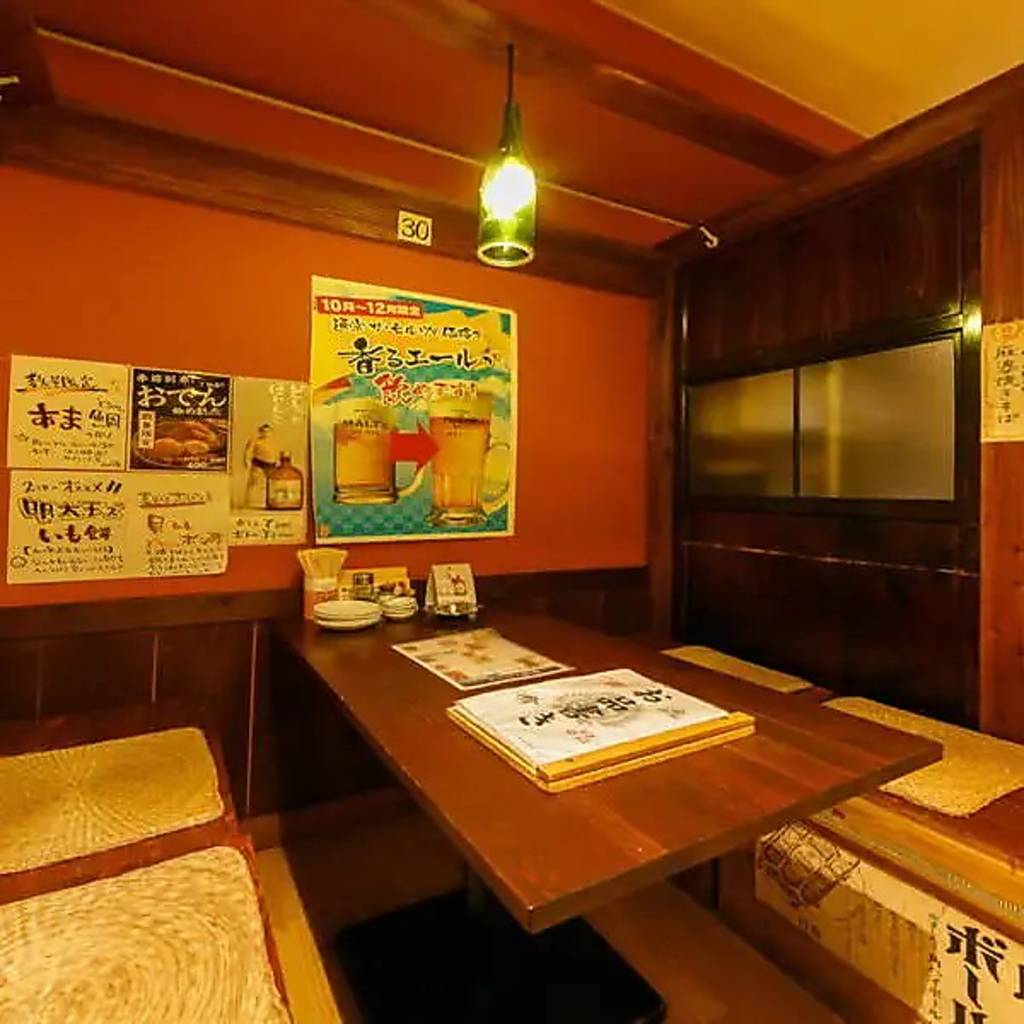 一升瓶のライトが雰囲気抜群の店内は、レトロで落ち着きのある空間！とても居心地がよく通いやすい！