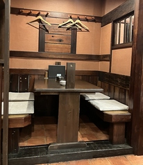 テーブルのお席は4名様用を2卓ご用意しております。