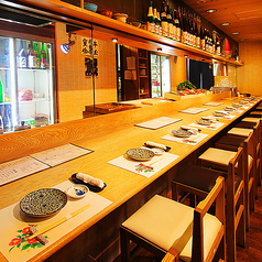 【カウンター席】カップルでのご利用やお仕事帰りのサク飲みにも最適◎お一人様でもお気軽にご利用いただけるお席ですので、気兼ねなくお食事をご堪能ください！