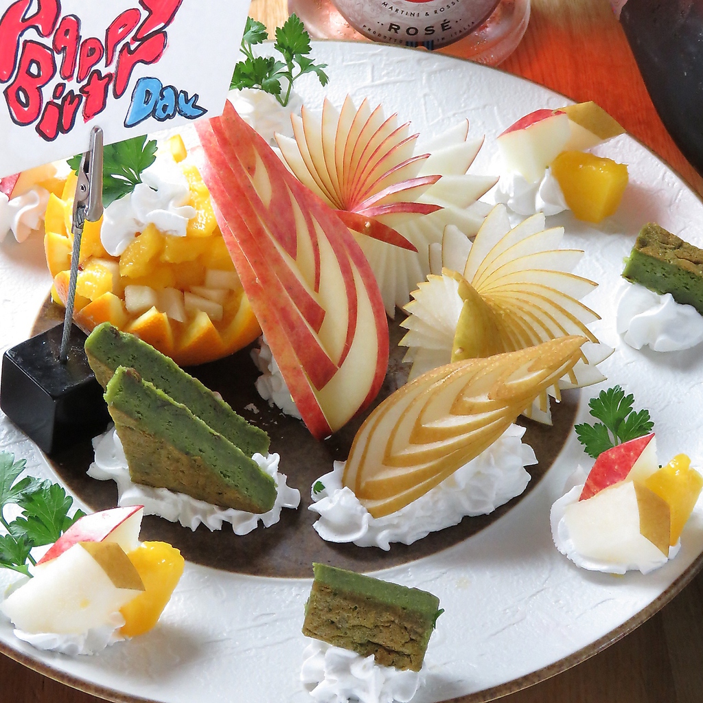 記念日や誕生日などお祝いにはメッセージカードを添えたデザートプレートを！