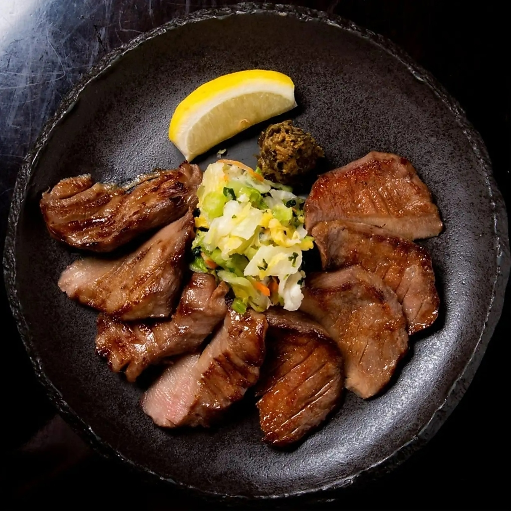 牛たんの芯の部分のみを職人が1枚1枚丁寧に切り出した、熟成牛たんの炭火焼きは不動の人気メニュー！