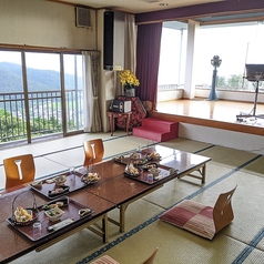 【大広間】東三河の眺望を眺めることができます。人数のよってお席をご用意いたします。
