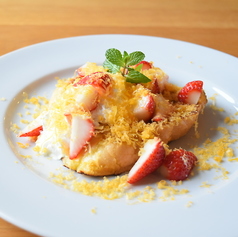 ミモレットチーズと苺のフレンチトースト