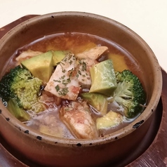 自家製鶏ハムとアボカドのアヒージョ
