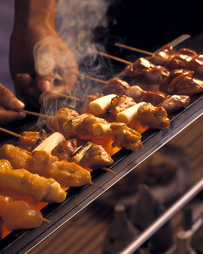 紀州備長炭で皮面はカリッと身はふっくらジューシーに焼き上げます。