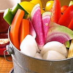 自家製のバーニャ・カウダソースで、こだわりの新鮮野菜を素材を活かしてシンプルに。