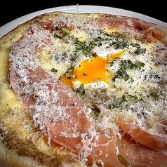 生ハムとポーチドエッグのトリュフ香るビスマルク ピザ