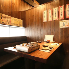 【BOXテーブル席:4名様】ウッド調の店内は居心地の良い安らぎ空間。シーンを問わずご利用いただけるBOX席を多数ご用意!窓から外の景色を眺めることができるこちらのお席では、移り変わる時間を感じながらご宴会をお楽しみいただけます。ゆったりと過ごせるBOX席でごゆっくりとお食事をご堪能ください!