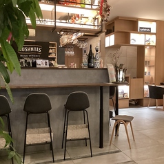 7席。3名以上は基本テーブルご案内となります。大きな荷物、お上着はハンガーラックをご利用ください。