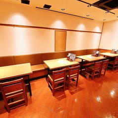 可動式のテーブルなので、人数に合わせてご案内致します！