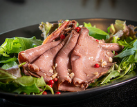 ローストビーフピンクペッパー＆ナッツ添え