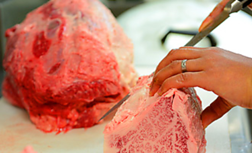 仙台牛の雌牛のみ1頭買い。こだわりの仕込みでオーダーカット。