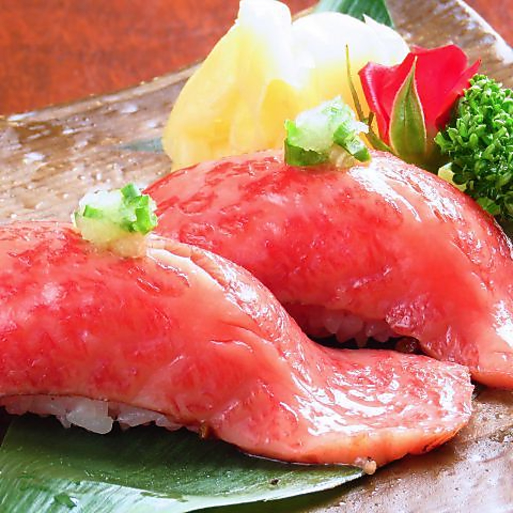 レアステーキ握り寿司風。肉質にこだわった自慢の一品。霜降りのとろける味わいをお楽しみください。