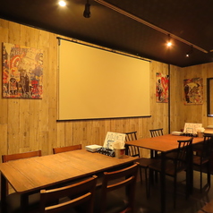 【会話を楽しむお席】落ち着いた雰囲気のテーブル席は、会話を楽しむのに最適です。美味しい料理とドリンクを囲んで、心ゆくまで語り合ってください♪