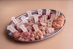 焼肉メニュー全13種類が楽しめる名物の「全種盛り」は、多彩な味の食べ比べをお楽しみいただけます！