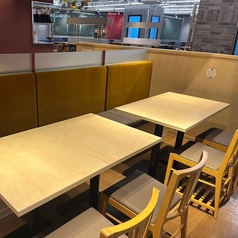 8名席は、仲間内の飲み会や女子会にちょうど良いサイズ感。樽生ヱビスの多彩なラインナップを飲み比べながら、季節料理やペアリングメニューを囲める人気のテーブル席。程よく落ち着いた雰囲気で会話がしやすく、居心地の良さが特長。気兼ねなく楽しめる少人数グループの集まりに最適。天神駅直結のワンビル内で好立地◎