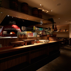 職人が目の前で焼いている迫力のカウンター