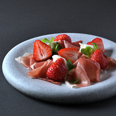 苺と生ハムと北海道産クリームチーズ