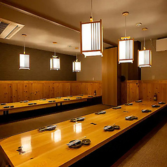 大人数でのご宴会にも対応可能◎最大100名様までのお店貸切を承っております。柔らかな照明と落ち着きのある和空間が、ゆったりとした居心地の良い雰囲気を演出。会社宴会・歓送迎会・打ち上げ・同窓会など、様々なシーンにおすすめです。