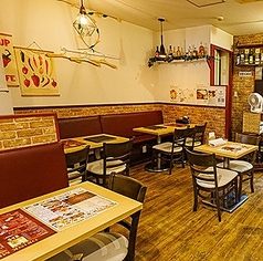 2名様掛けのお席は、もちろんおひとり様でのご来店・ご利用も大歓迎です！「なんとなくちょっと一杯飲みたいな」という気分の時や、「無性にスパイスの効いた料理を楽しみたい！」という時に、ふらっと立ち寄るのに大変おすすめのお席となっております。気兼ねない自分だけの時間をぜひ満喫してください！
