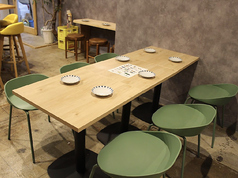 テーブルは2名様からご利用いただけます◎4名様でもごゆっくりお寛ぎいただけます。友達や大切な人と過ごす特別な夜にぴったりな、キブンジョウジョウの定番コースをご用意しました！120分の飲み放題では、生ビールや多彩なドリンクを楽しみながら、タルタルチキン南蛮など、全9品の絶品料理を堪能できます♪