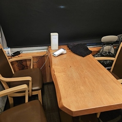 友人との飲み会にも最適なテーブル席！