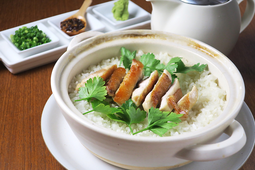 １０時間炊いた鶏がらスープを出汁に土鍋で炊いた自慢の炊き込みご飯