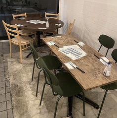 4名テーブル3席3名テーブル2席