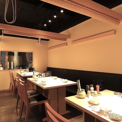 12名様までは半個室でのテーブルにてご案内させて頂きます。落ち着いた雰囲気の中、心ほころぶひとときをお過ごしください。当店の料理と雰囲気が特別な時間に彩りを添えます。