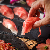 贅沢な和牛肉寿司肩ロースは、極上の旨味と柔らかさが特徴。口に入れると舌の上でとろける肉質と豊かな味わいが堪能できます。