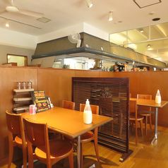 友人や家族とのお食事など、少人数の集まりに使いやすい4名様用のテーブル席。ゆったりと座りながら、料理や会話をお楽しみいただけます◎