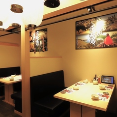 和の美しさが際立つ4名様用の個室は、プライベート感を大切にした空間。ご家族やパートナーとのお食事に、心和むひとときを提供します。周囲の喧騒から隔たれた静けさの中で厳選された料理を味わうことができ、心豊かなひと時をご堪能いただけます。接待やご会食、大切な方のおもてなしなどのビジネスシーンにもおすすめ。