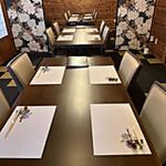 最大14名様まで利用可能なこちらの個室は趣ある和の設えが、接待や会食など大切なゲストのおもてなしに最適です。ユーグレナモール近くの喧騒を忘れさせる静かな環境で、石垣牛や南ぬ豚などこだわりのコース料理を味わいながら、心ゆくまで語り合える上質な時間をご提供します。